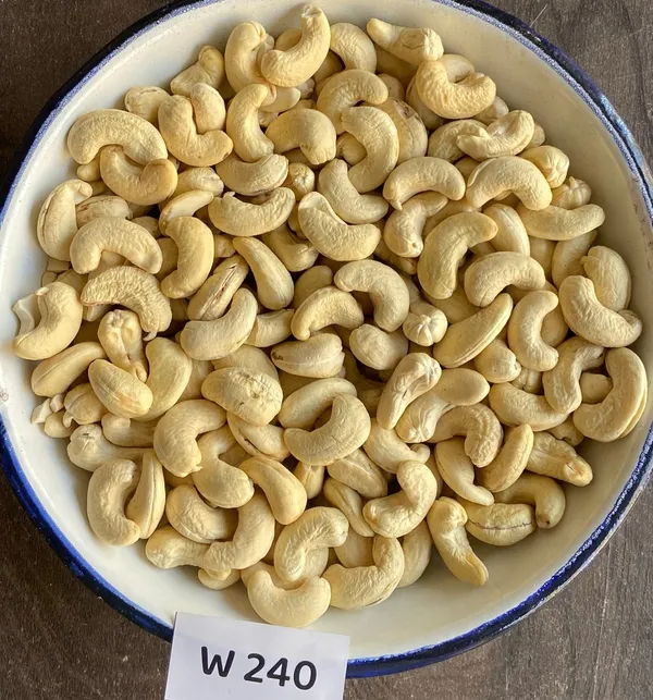 Premium_Whole_Cashew_Nuts_�_W240_Grade