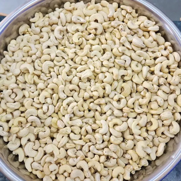 Premium_Whole_Cashew_Nuts_�_W400_Grade