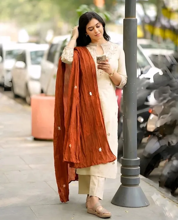 Beige_Embroidered_Kurta_Pant_Set