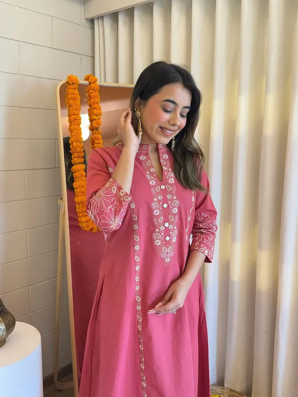 Elegant_Rose_Pink_Embroidered_Kurta_Set