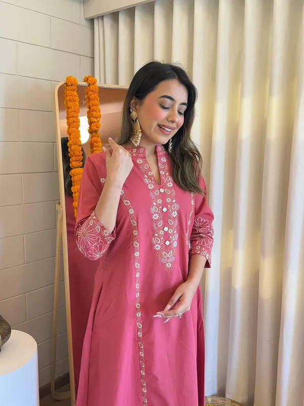 Elegant_Rose_Pink_Embroidered_Kurta_Set