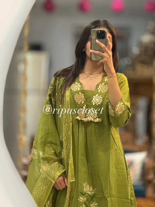 Green_Elegant_Floral_Embroidered_Kurta_Set_with_Dupatta