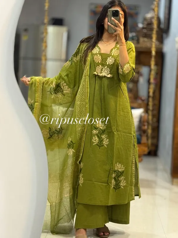 Green_Elegant_Floral_Embroidered_Kurta_Set_with_Dupatta