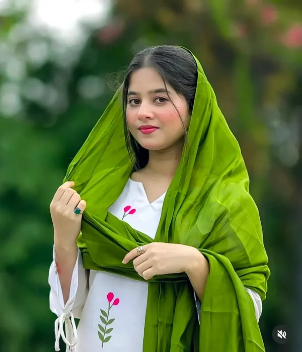 White_Floral_Printed_Cotton_Kurta_Set_with_Farshi_Salwar_&_Green_Dupatta_for_Women
