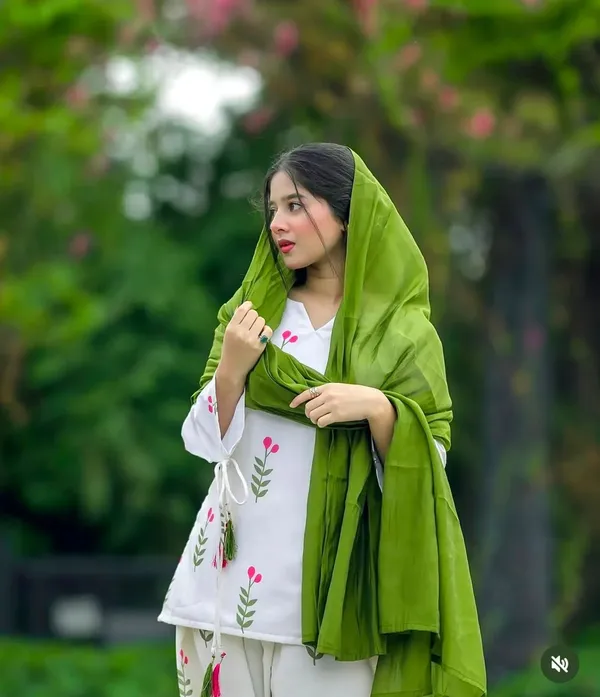 White_Floral_Printed_Cotton_Kurta_Set_with_Farshi_Salwar_&_Green_Dupatta_for_Women