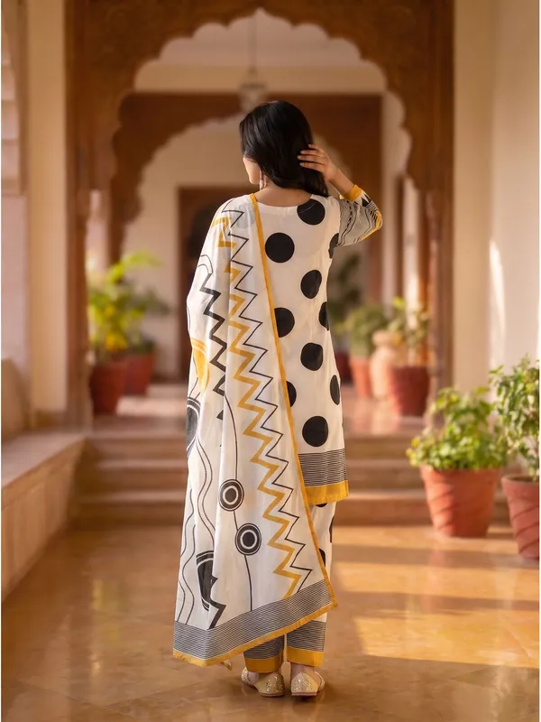 Muslin_V-Neck_Printed_Suit_Set_with_Dupatta