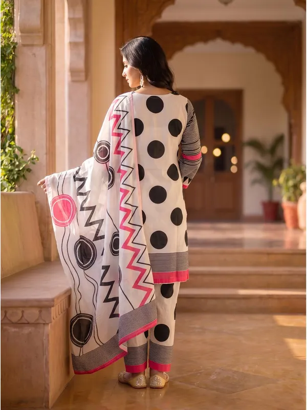 Muslin_V-Neck_Printed_Suit_with_Dupatta