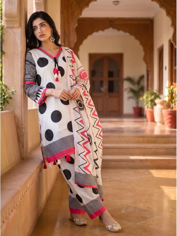 Muslin_V-Neck_Printed_Suit_with_Dupatta