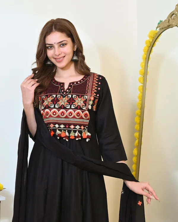 Elegant_Kurta_Pant_With_Dupatta_Suit_Set