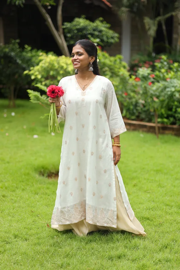 Mullapoovu_Premium_Dola_Linen_Silk_Kurta_In_Comfy_Fit
