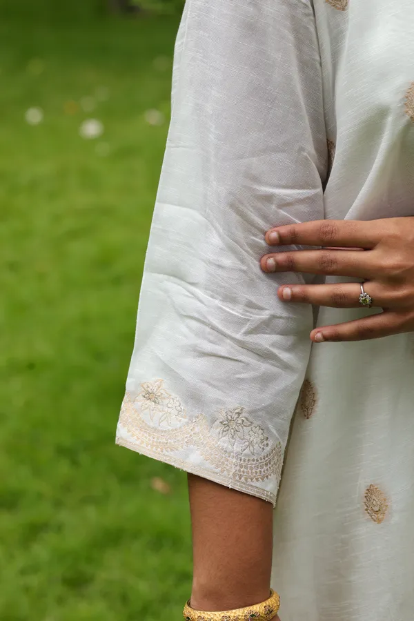 Mullapoovu_Premium_Dola_Linen_Silk_Kurta_In_Comfy_Fit
