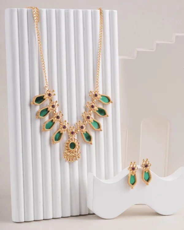 Traditional_Gold-Plated_Necklace_Set_With_Earrings