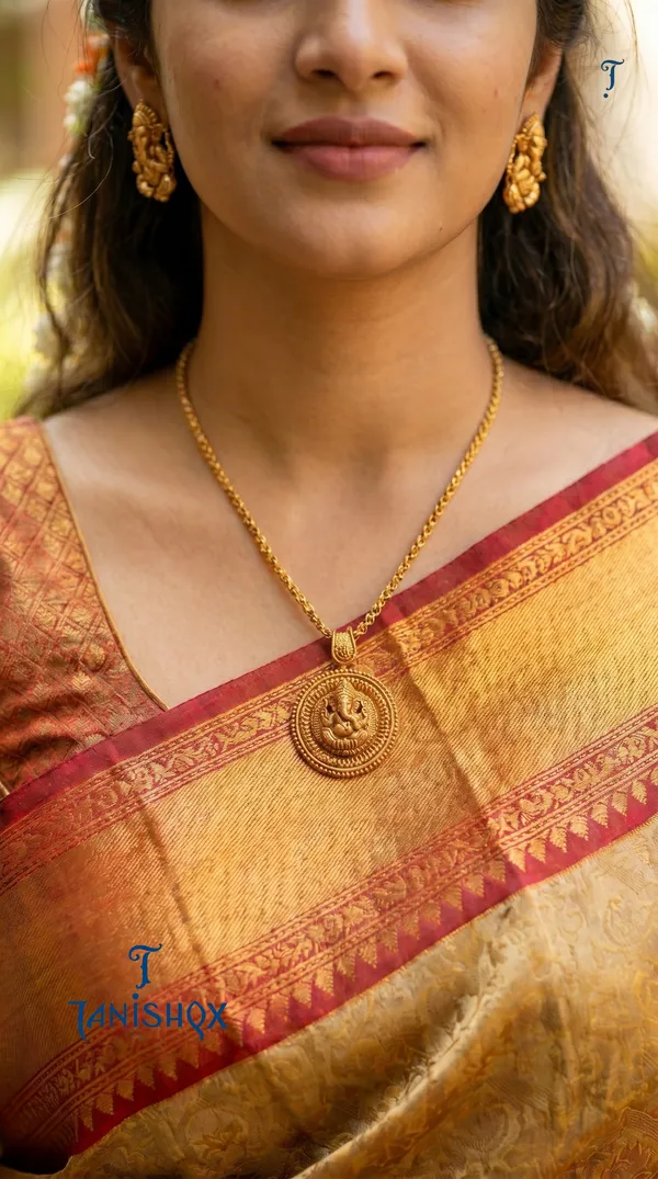 Traditional_Lord_Ganesha_Pendant_Necklace_Set_For_Women