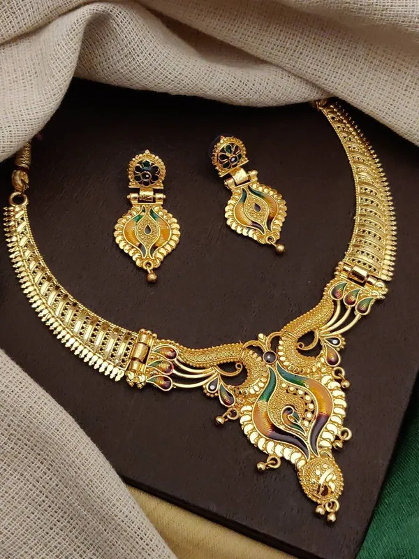 Traditional_Gold-Plated_Necklace_Set_With_Earrings