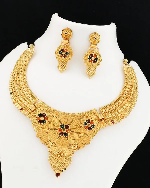 Traditional_Gold-Plated_Necklace_Set_With_Earrings