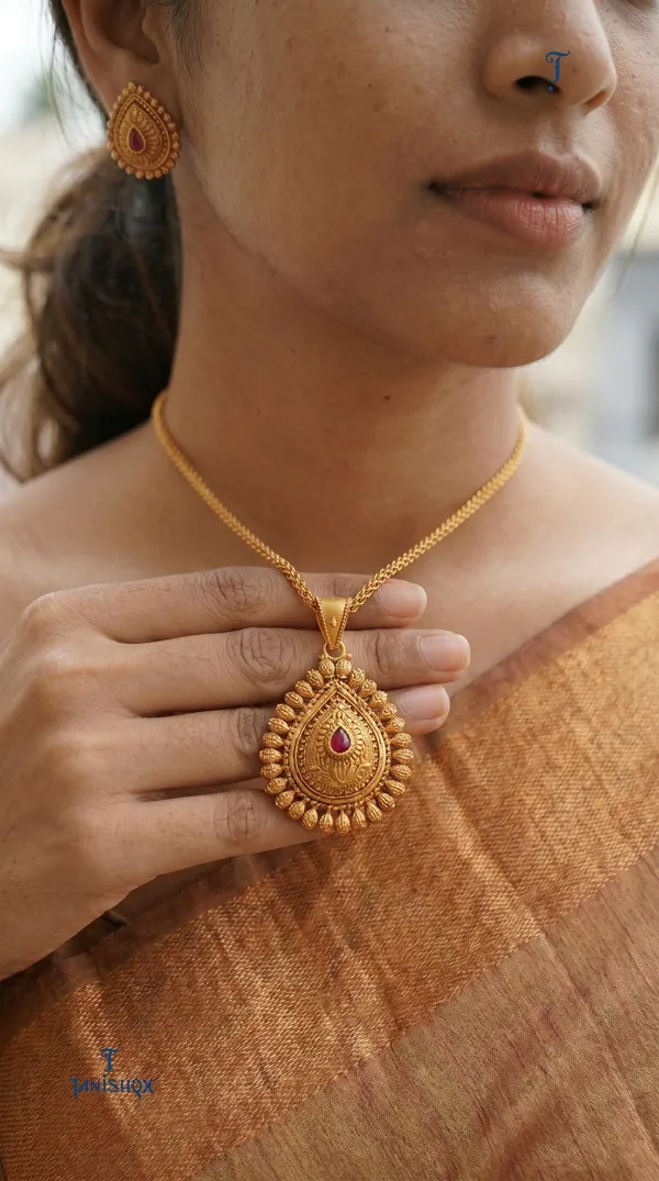 Traditional_Oval_Pendant_Set_For_Women