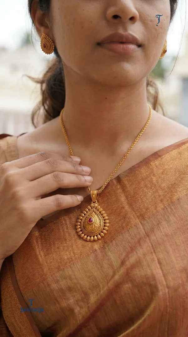 Traditional_Oval_Pendant_Set_For_Women