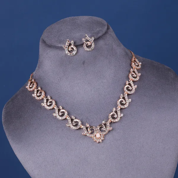 Designer_Swirl_Pattern_Necklace_Set_With_Diamond_Finish_&_Earrings