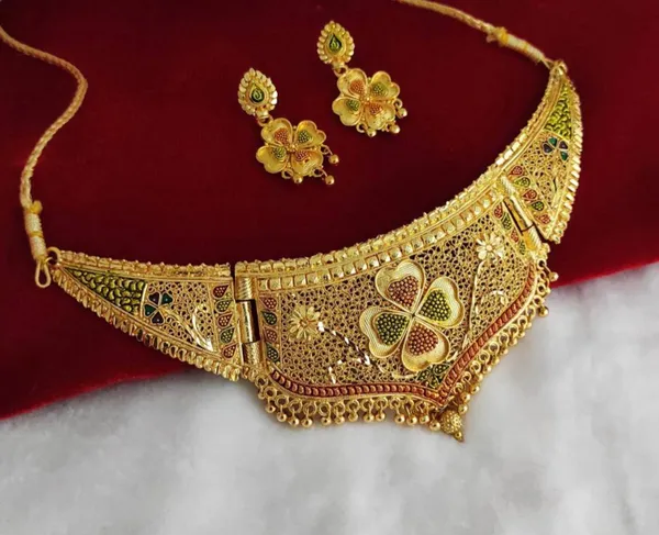 Traditional_Gold-Plated_Necklace_Set_With_Earrings