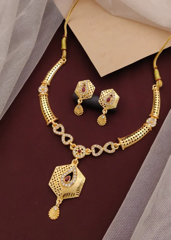 Traditional_Gold-Plated_Necklace_Set_With_Earrings