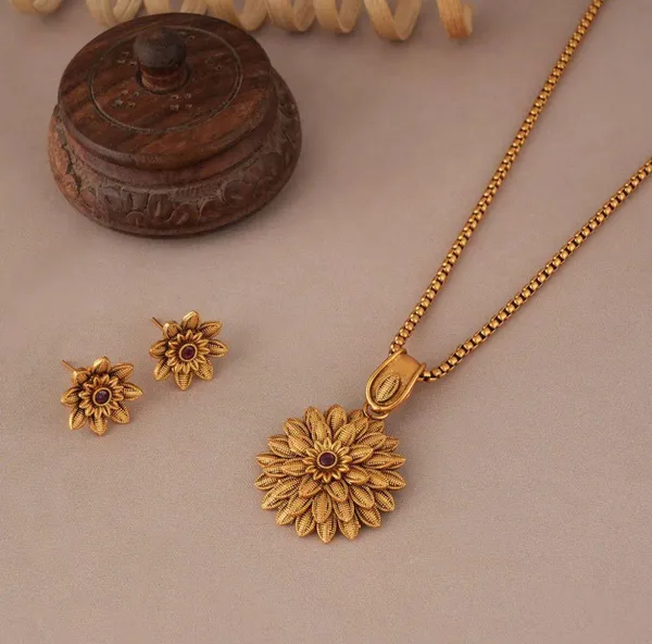Amazing_Antique_Gold_Floral_Stone_Pendant_Set