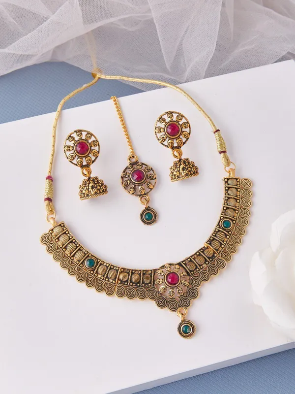 Traditional_Gold_Necklace_Set_With_Earrings_&_Maang_Tikka