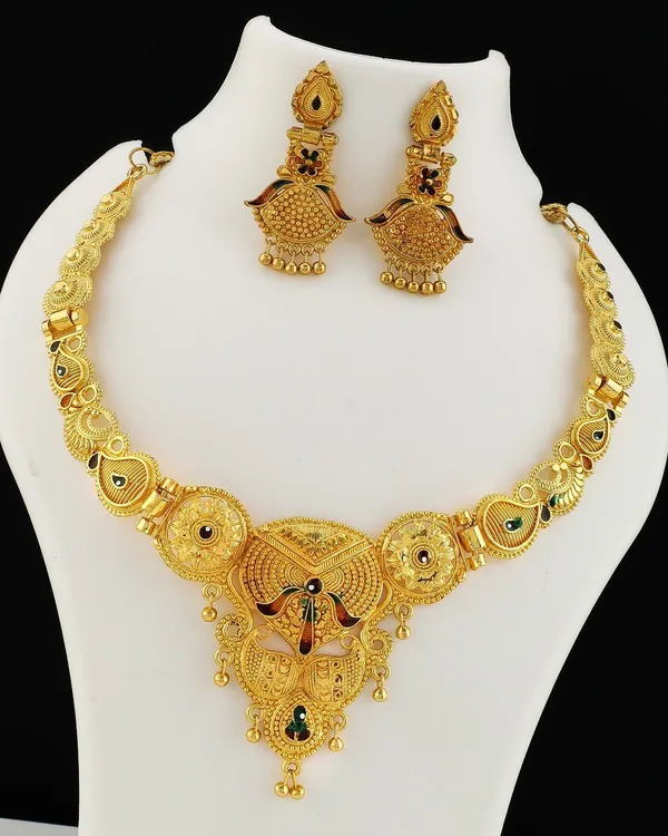 Traditional_Gold-Plated_Necklace_Set_With_Earrings