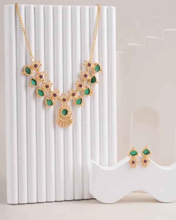 Traditional_Gold-Plated_Necklace_Set_With_Earrings