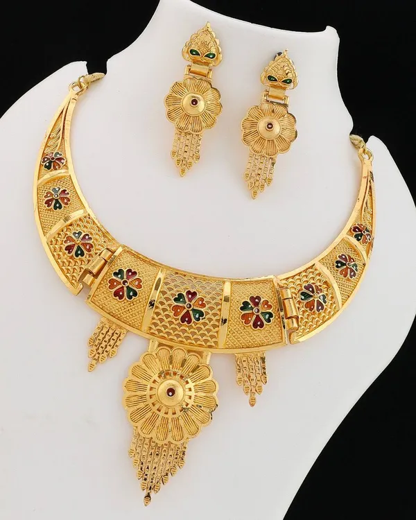 Traditional_Gold-Plated_Necklace_Set_With_Earrings
