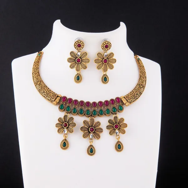 Flower_Design_Gold_Necklace_Set_With_Hanging_Drops_&_Earrings