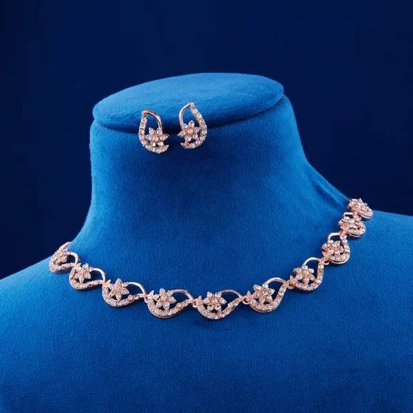 Elegant_Floral_Pattern_Diamond_Necklace_With_Matching_Earrings_Set