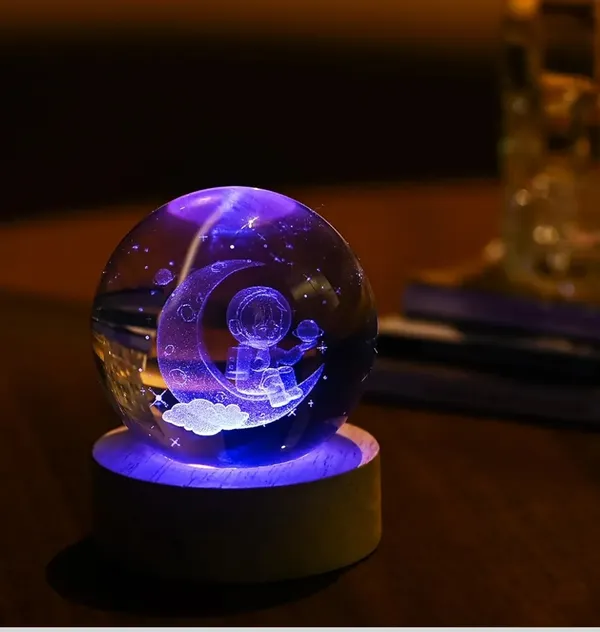 Crystal_Wood_Astronaut_On_Moon_Multicolour_LED_Night_Lamp