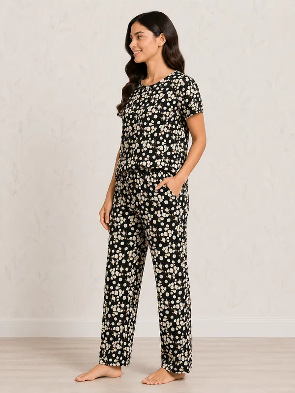 Black_And_White_Hosiery_Sleepwear_Set_For_Women