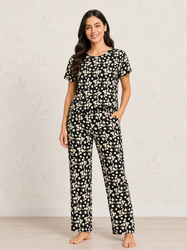 Black_And_White_Hosiery_Sleepwear_Set_For_Women