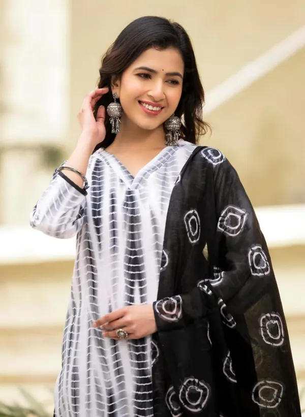 Cotton_Blend_Women_Kurti_With_Dupatta_And_Bottomwear