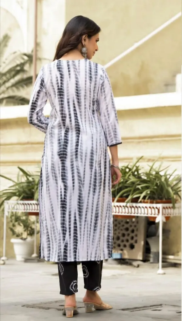 Cotton_Blend_Women_Kurti_With_Dupatta_And_Bottomwear