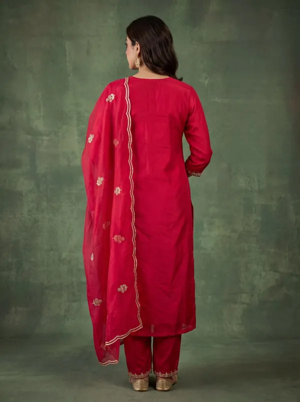 Cotton_Blend_Women_Kurti_With_Dupatta_And_Bottomwear
