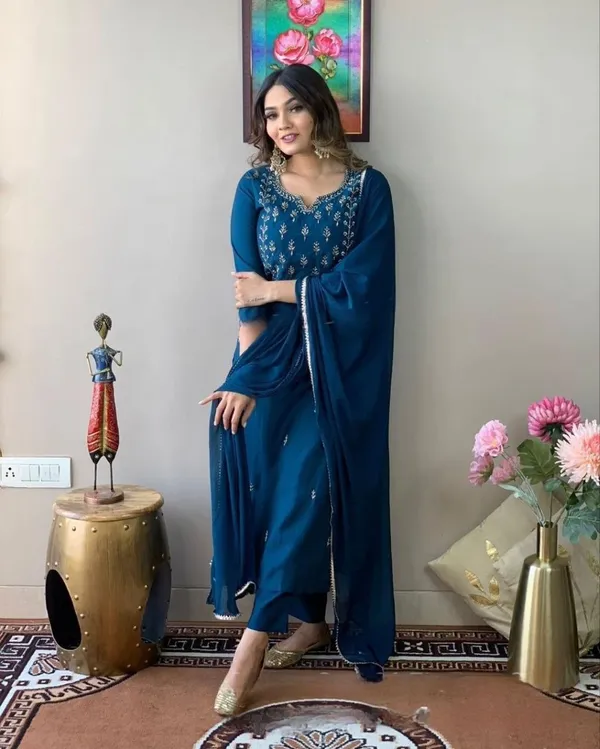 Cotton_Blend_Women_Kurti_With_Dupatta_And_Bottomwear