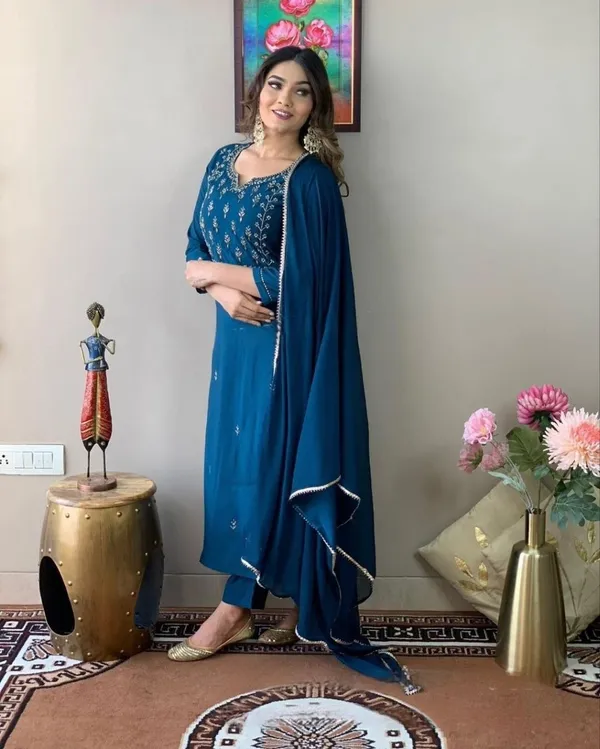 Cotton_Blend_Women_Kurti_With_Dupatta_And_Bottomwear