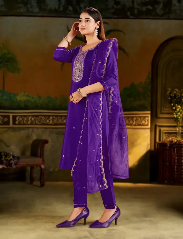 Cotton_Blend_Women_Kurti_With_Dupatta_And_Bottomwear