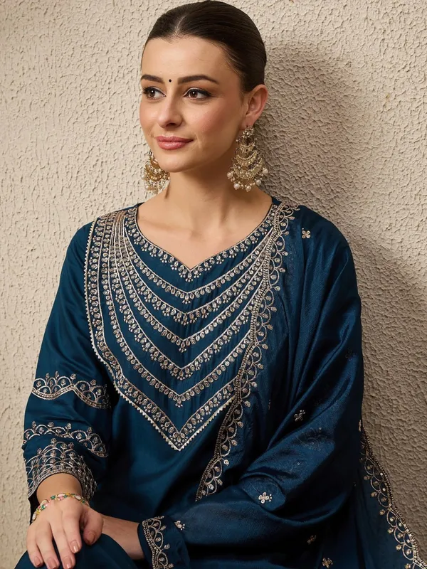 Cotton_Blend_Women_Kurti_With_Dupatta_And_Bottomwear