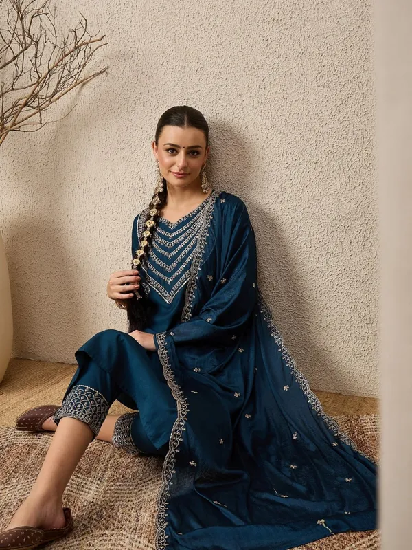 Cotton_Blend_Women_Kurti_With_Dupatta_And_Bottomwear