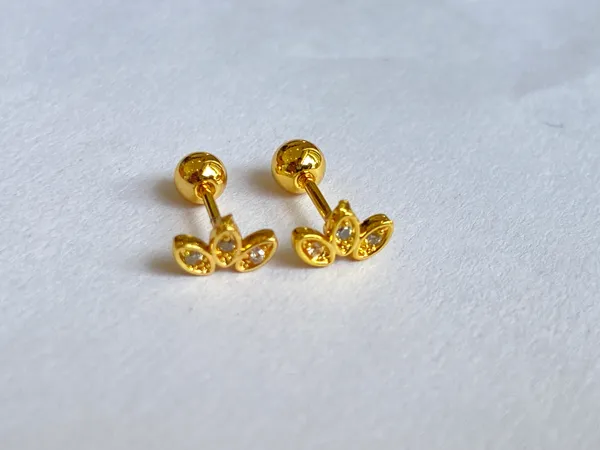 Gold-Tone_Crystal_Heart_Stud_Earrings_For_Women
