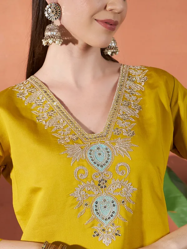 Yellow_Viscose_Rayon_Kurta_Set_With_Dupatta_For_Women