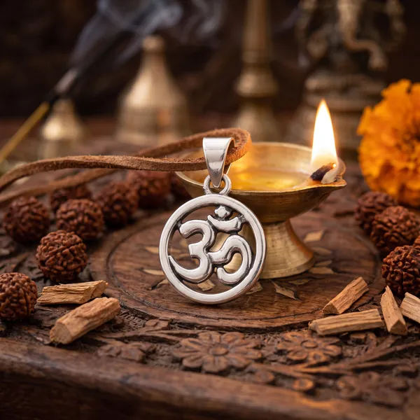 Silver_Om_Pendant_for_Men_&_Women_|_Spiritual_OM_Charm_Pendant
