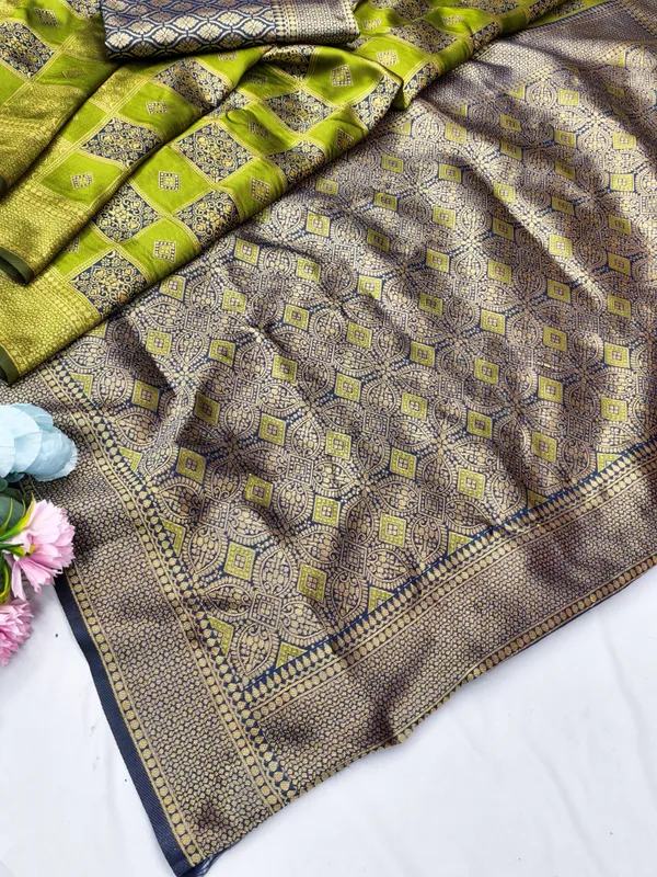 Green_And_Black_Jacquard_Banarasi_Silk_Saree_For_Women
