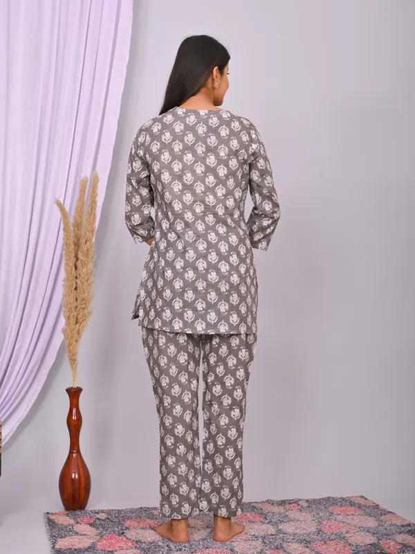 Grey_Cotton_Floral_Printed_Night_Suit_Set_For_Women