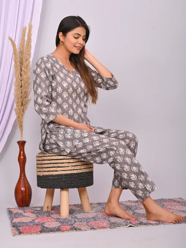 Grey_Cotton_Floral_Printed_Night_Suit_Set_For_Women