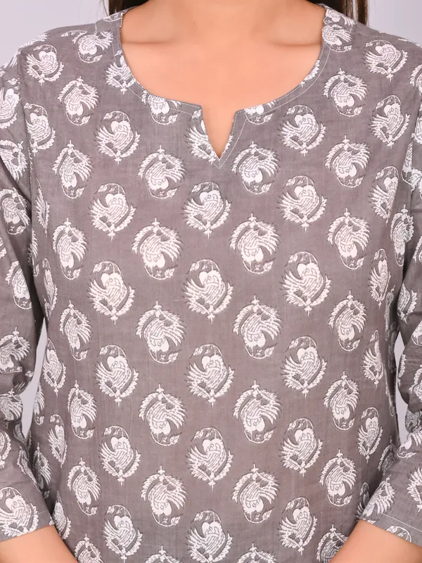 Grey_Cotton_Floral_Printed_Night_Suit_Set_For_Women
