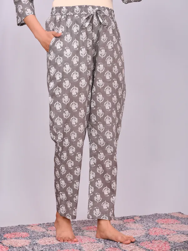 Grey_Cotton_Floral_Printed_Night_Suit_Set_For_Women